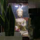 ... e un Buddha accuratamente ridipinto e custodito in una teca